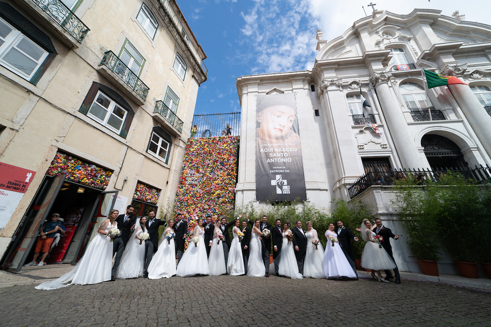 Após a cerimónia na Sé, os casais desfilaram a pé entre o Largo de Santo António e a Praça do Município