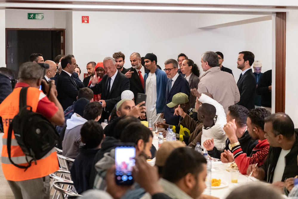 Cumprindo o ritual da cerimónia, o Iftar fez-se em comunidade, logo depois do pôr-do-sol, comendo tâmaras e bebendo água