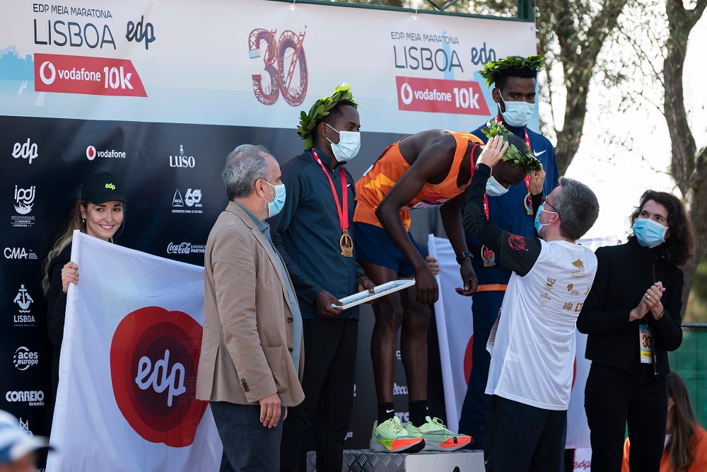 Carlos Moedas entrega a medalha a Jacop Kiplimo, do Uganda, recordista mundial da meia maratona
