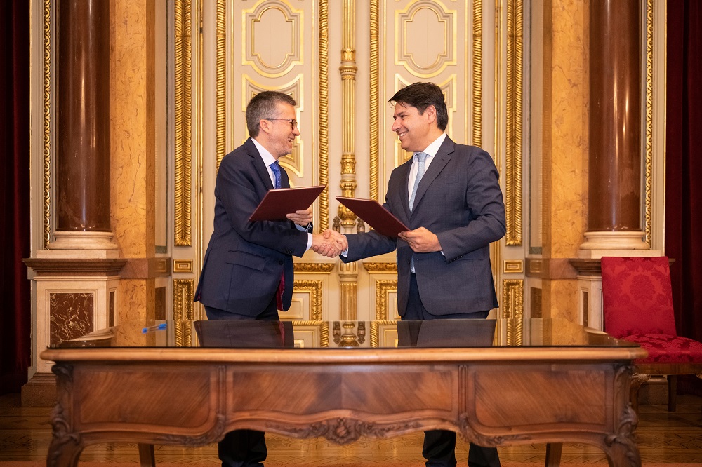 Carlos Moedas e Ricardo Mourinho Félix, na cerimónia de assinatura do contrato entre a Câmara Municipal de Lisboa e o Banco Europeu de Investimento - Paços do Concelho