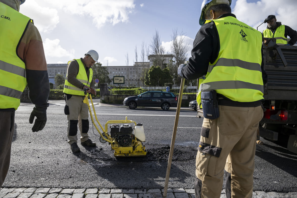 Av. Professor Egas Moniz (frente à entrada do Hospital Sta. Maria)