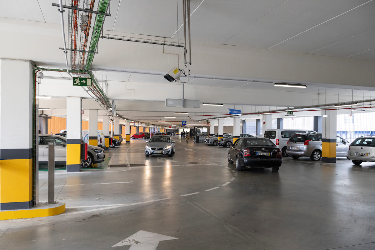 Seis parques de estacionamento, da cadeia de lojas LIDL, vão disponibilizar 335 lugares gratuitos, no período noturno, aos residentes em Lisboa