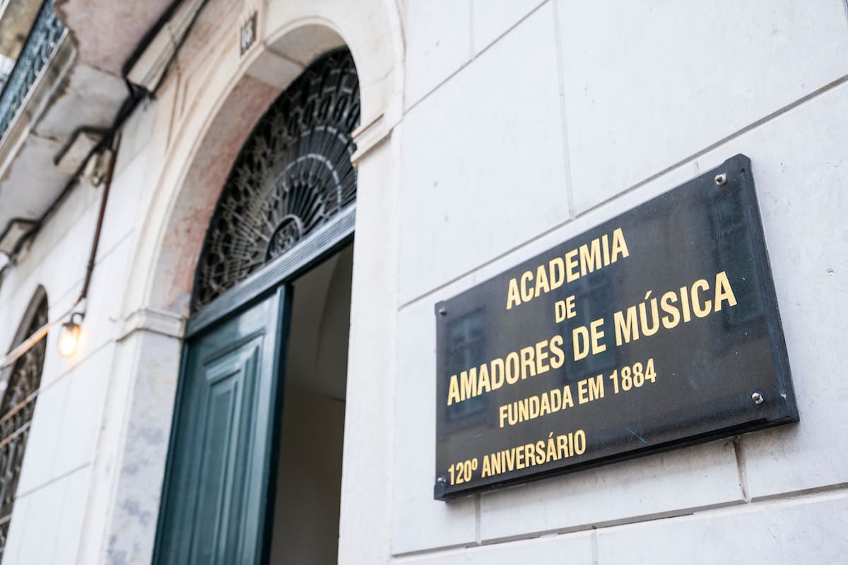 A Aacdemia de Amadores de Música é a mais antiga escola artística privada do país em funcionamento, atualmente na Rua Nova da Trindade