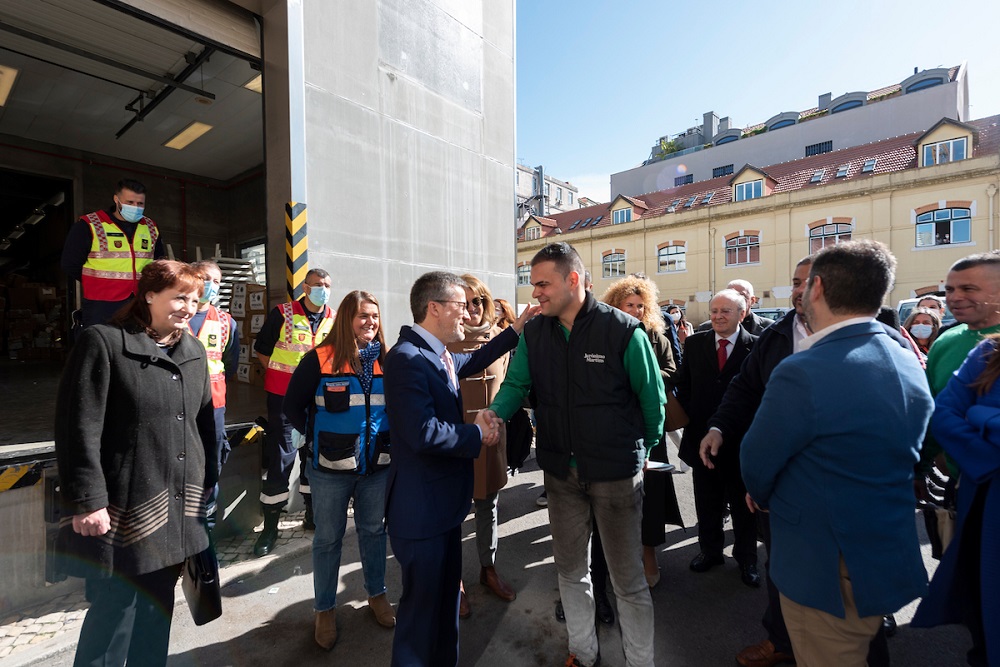 Inna Ohnivets, embaixadora da Ucrânia, e Carlos Moedas, presidente da CML, à partida da ajuda humanitária de Lisboa para a Ucrânia