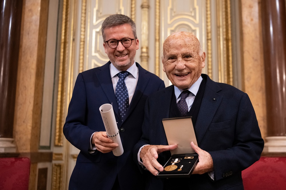 Carlos Moedas entregou a Manuel Alves Cargaleiro a Medalha de Honra da Cidade de Lisboa - Salão Nobre dos Paços do Concelho