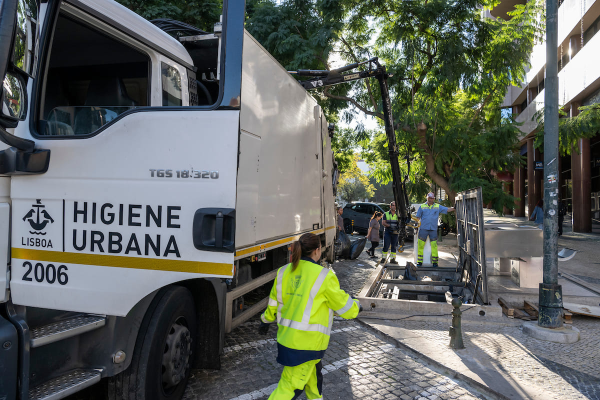 A monitorização eletrónica nas viaturas e os sensores de enchimento em equipamentos na via pública ajudam a tomar as decisões sobre onde e quando reforçar os circuitos de remoção