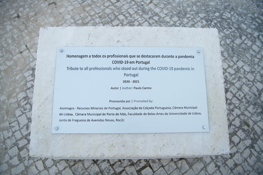Obra em Calçada Portuguesa homenageia Heróis da Pandemia