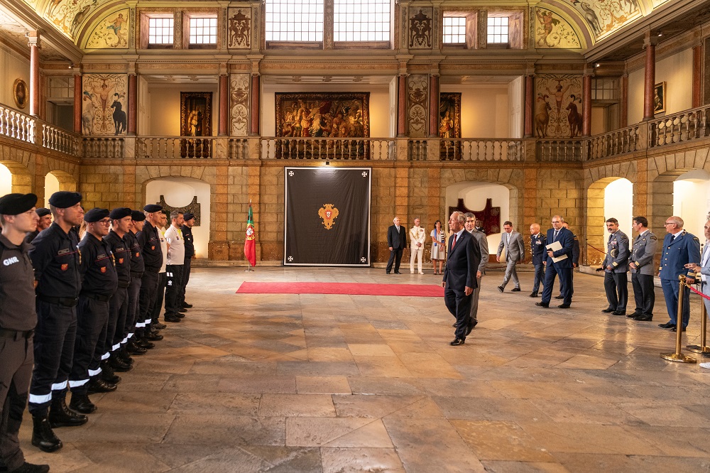 Quinze operacionais do Regimento de Sapadores Bombeiros de Lisboa foram condecorados pelo Presidente da República com a medalha da Ordem do Mérito