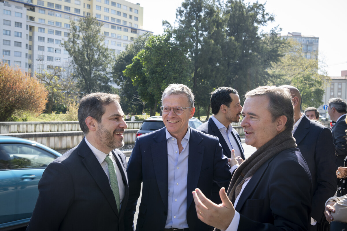 Já está em funcionamento o primeiro painel com informação em tempo real