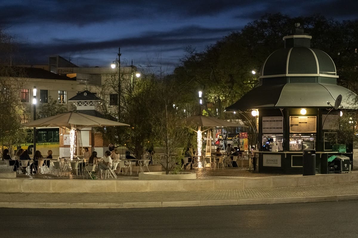 Os bares e restaurantes podem continuar a vender as bebidas, para fora, nas esplanadas, e no interior, no seu horário legal