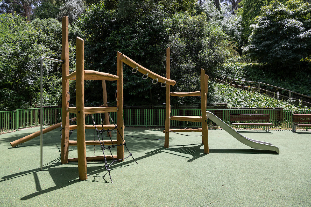 O renovado parque apresenta novos equipamentos fabricados em madeira natural