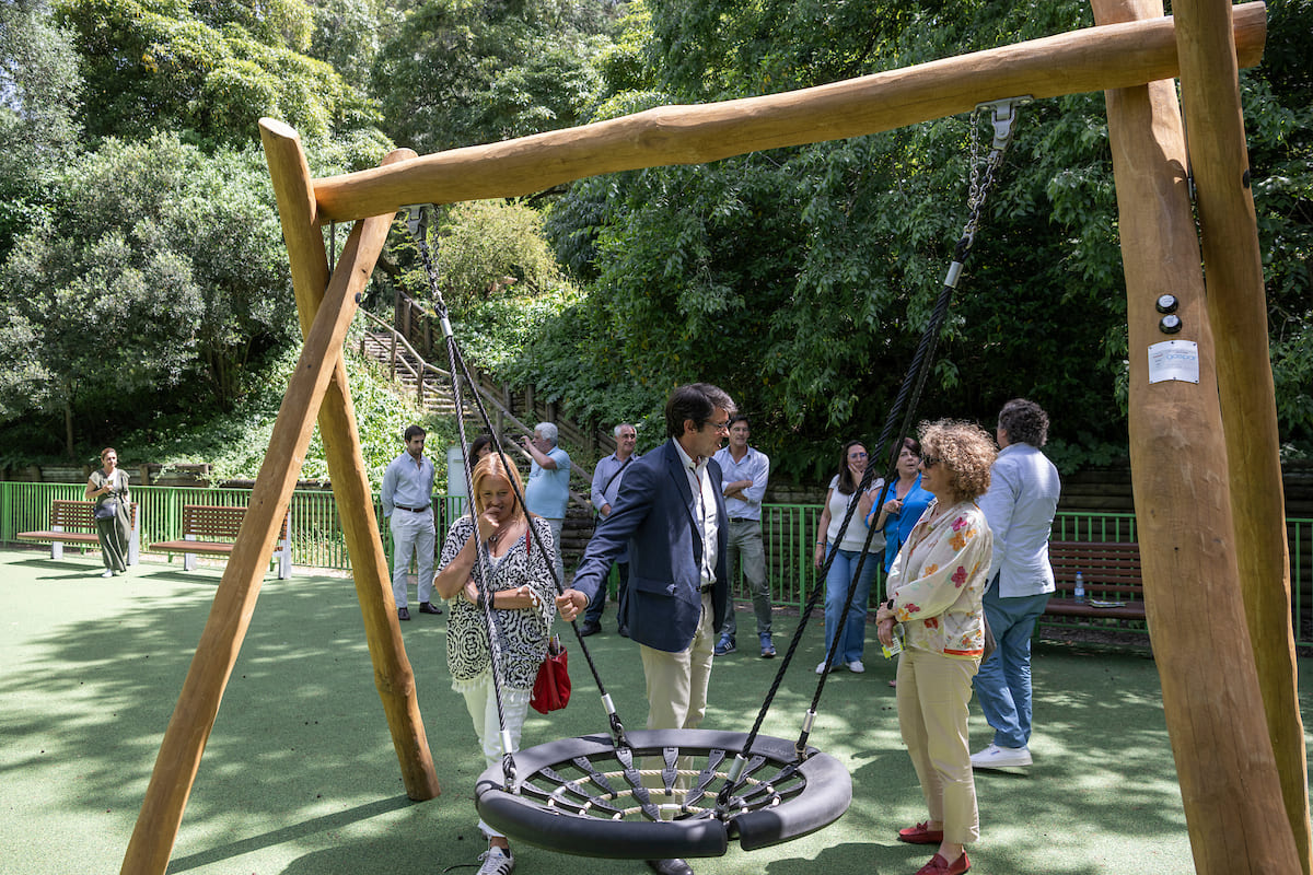 Entre os elementos instalados destacam-se um baloiço com cesto inclusivo
