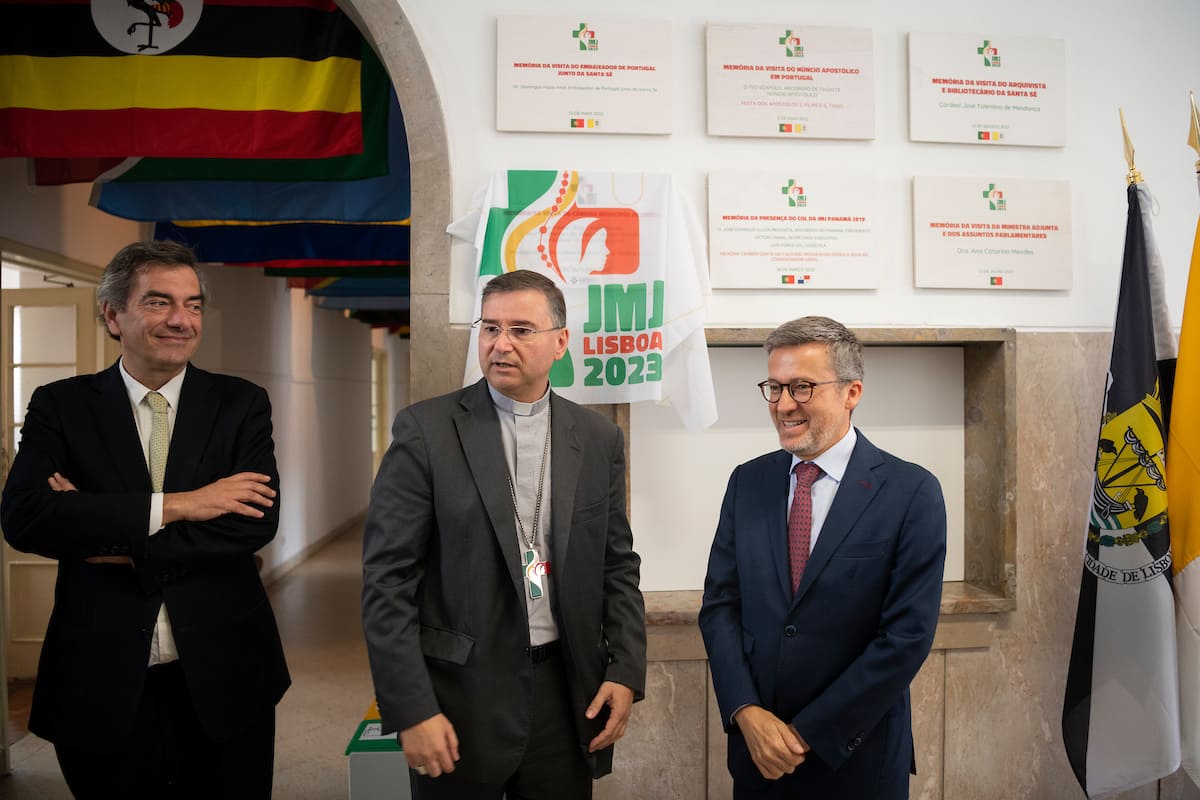 O cardeal Américo Aguiar, presidente da Fundação JMJ Lisboa 2023 com Carlos Moedas, presidente da CML e Filipe Anacoreta Correia, vice-presidente da CML