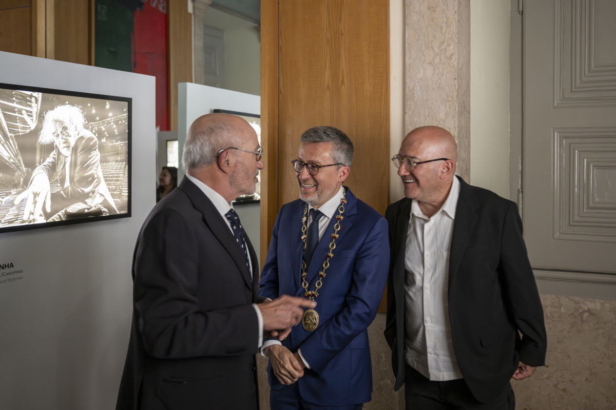 Mestre António Homem Cardoso; Carlos Moedas, presidente da Câmara Municipal de Lisboa e José Raposo, presidente da direção da APOIARTE - Casa do Artista