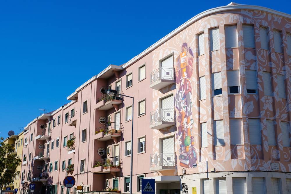 Obra de Mário Belém, na fachada da Biblioteca Manoel Chaves Caminha, na Avenida Rio de Janeiro