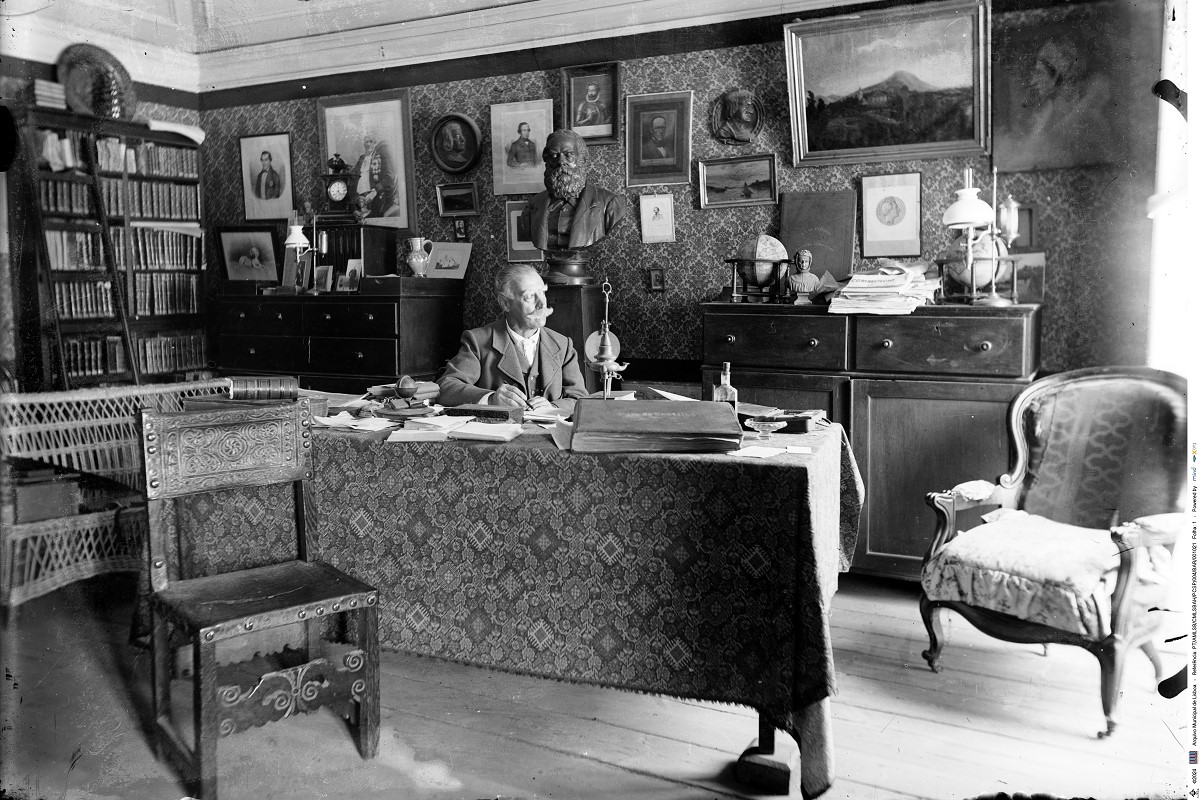 Júlio de Castilho no gabinete da sua casa no Lumiar, 1906. Fotógrafo: José Artur Leitão Bárcia