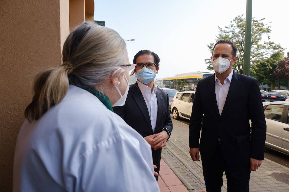 Paulo Duarte e Fernando Medina acompanham início da operação de testagem nas farmácias de Lisboa