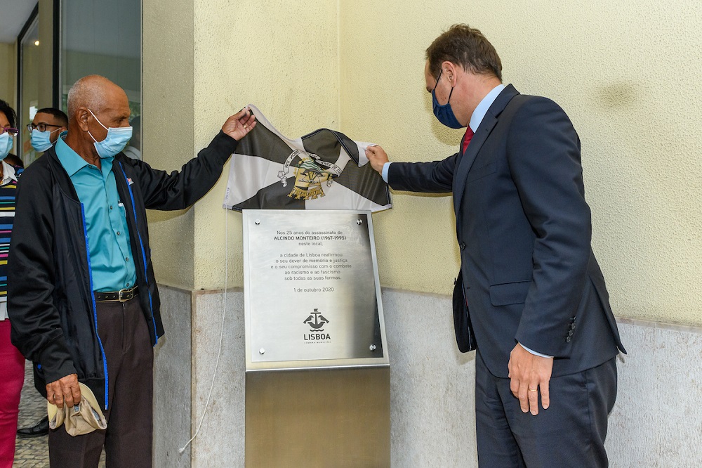 Fernando Monteiro, irmão de Alcindo Monteiro, e Fernando Medina, presidente da Câmara Municipal de Lisboa