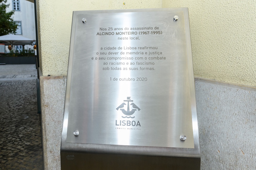 Placa evocativa na Rua Garrett, local onde morreu, com apenas 27 anos