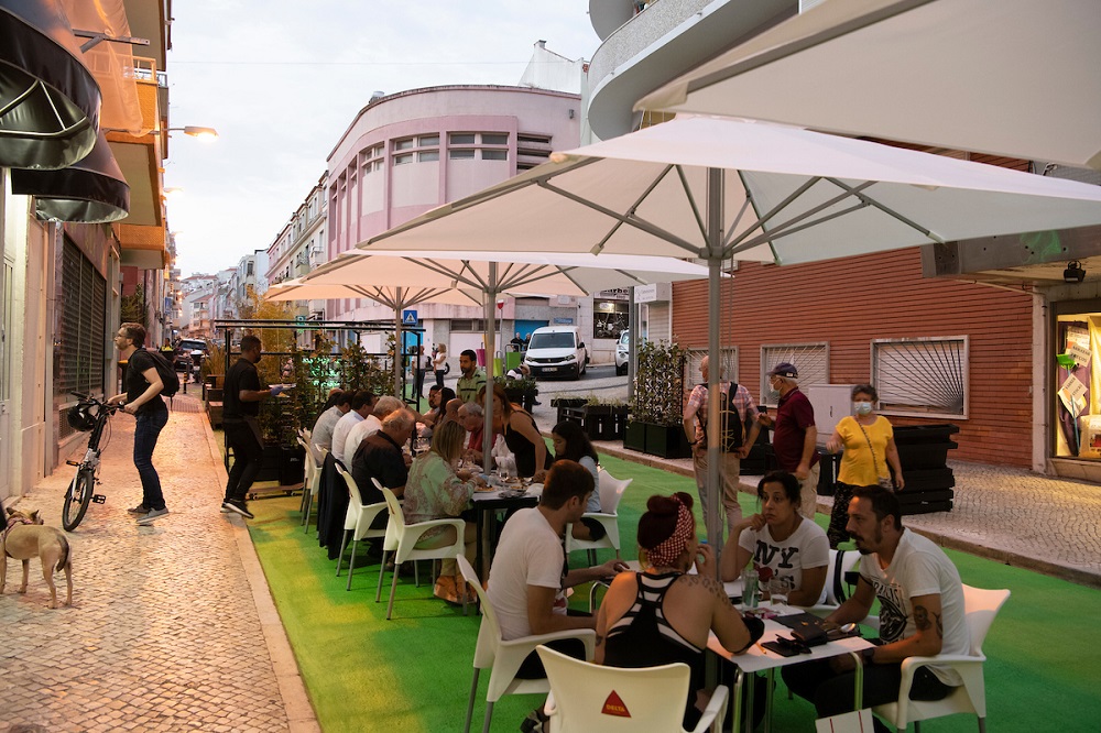 Rua Cláudio Nunes, em Benfica, tem agora mais espaço para as pessoas e para o comércio local