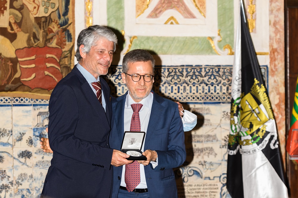 Carlos Moedas, presidente da Câmara Municipal de Lisboa, ofereceu a José da Câmara, presidente da Junta de São Domingos de Benfica, uma medalha da cidade - Cerimónia do 63º aniversário da freguesia no Palácio Fronteira