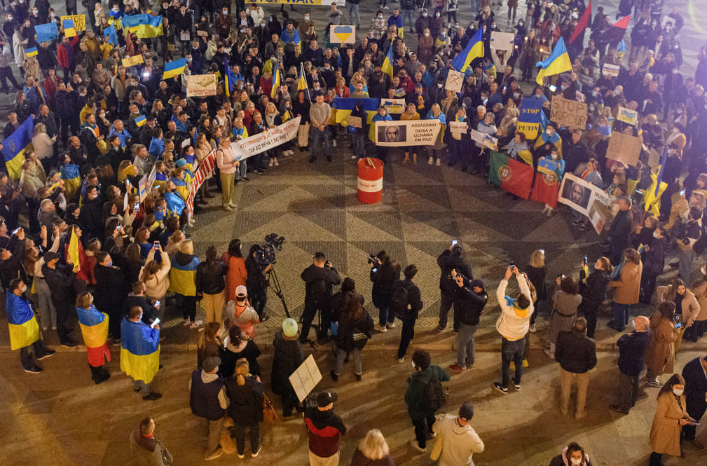 Centenas de pessoas juntaram-se frente aos Paços do Concelho para manifestar solidariedade ao povo Ucraniano