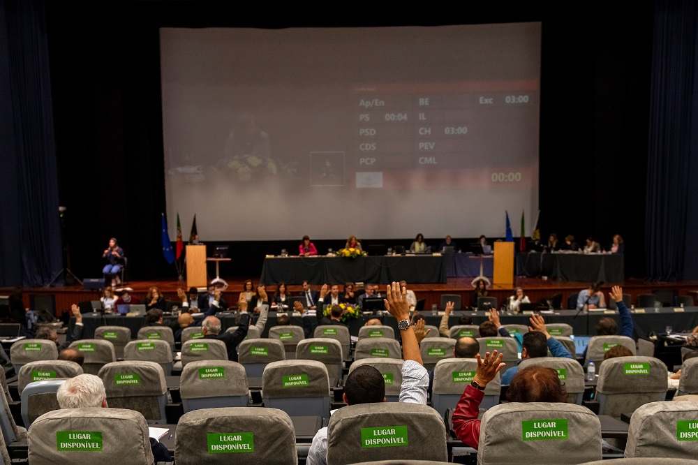 Proposta de transportes públicos gratuitos para jovens e idosos aprovada na Assembleia Municipal