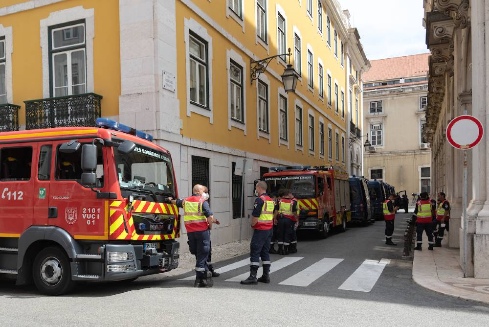 Sapadores Bombeiros de Lisboa reforçam meios de socorro junto à Praça do Município