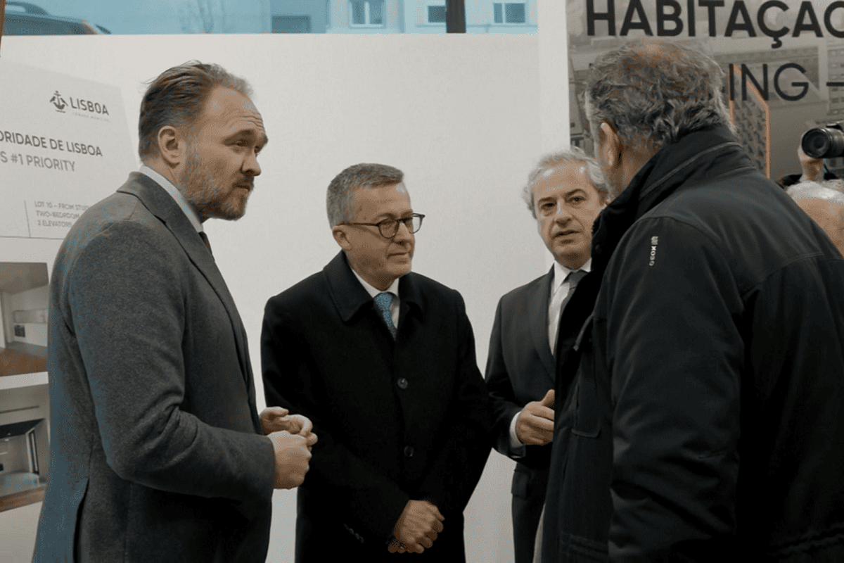 Dan Jørgensen, Comissário Europeu da Habitação, e Carlos Moedas, presidente da CML, visitaram o loteamento de Entrecampos, com financiamento europeu