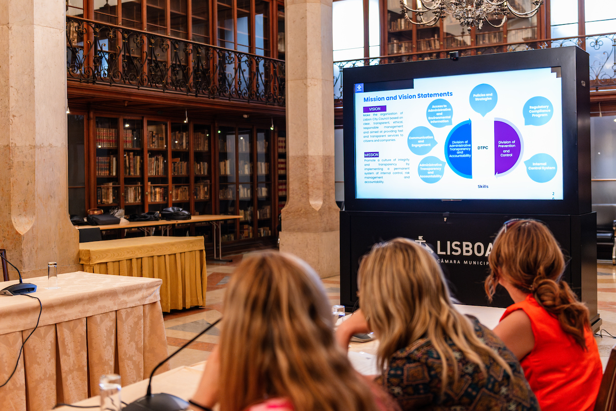 Delegação da Bósnia e Herzegovina conhece práticas de transparência e participação em Lisboa