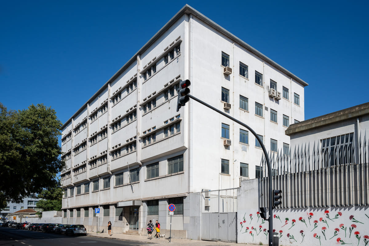 O edifício da Av. de Bernan.º 26, totalmente devoluto e disponível, será parcialmente cedido à Academia de Amadores de Música