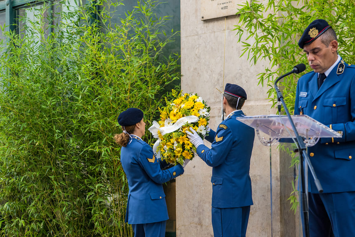 Coroa de flores depositada em memória dos que combateram e dos que faleceram em 1988