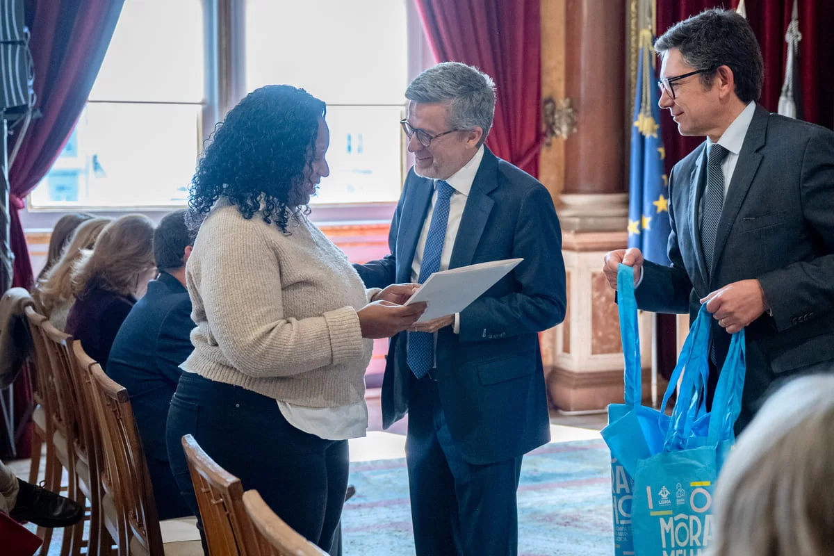 Vinte o oito famílias receberam hoje as chaves da sua nova casa em Lisboa