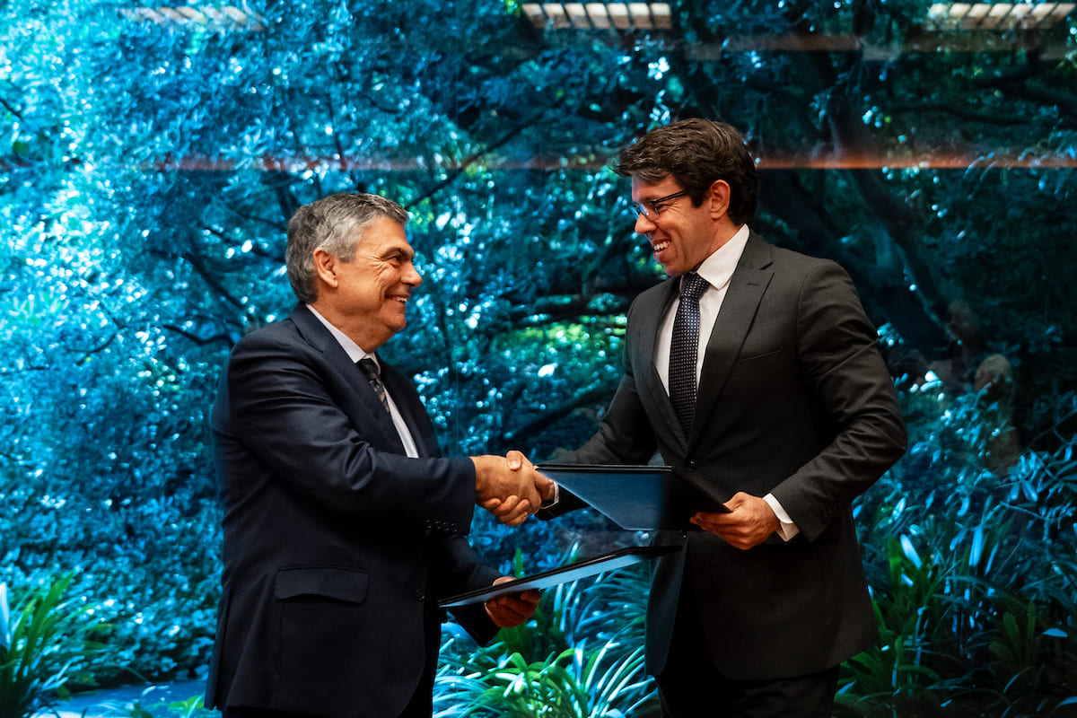 António Cruz Serra, presidente da Fundação, e Rui Cordeiro, vereador do Ambiente, durante a assinatura de protocolo de manutenção do espaço verde junto ao muro da Fundação