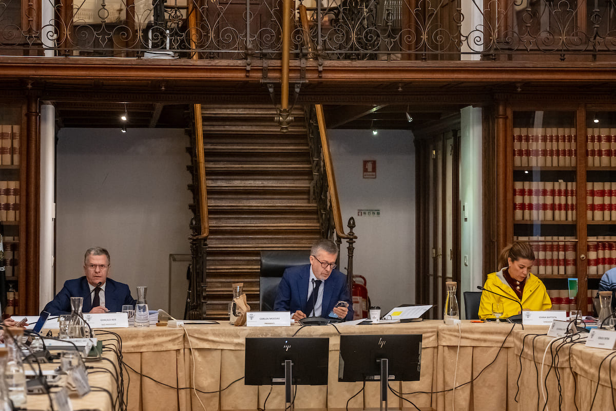 Gonçalo Reis (vice-presidente), Carlos Moedas (presidente da CML) e Joana Baptista (vereadora) - reunião da Câmara Municipal de Lisboa