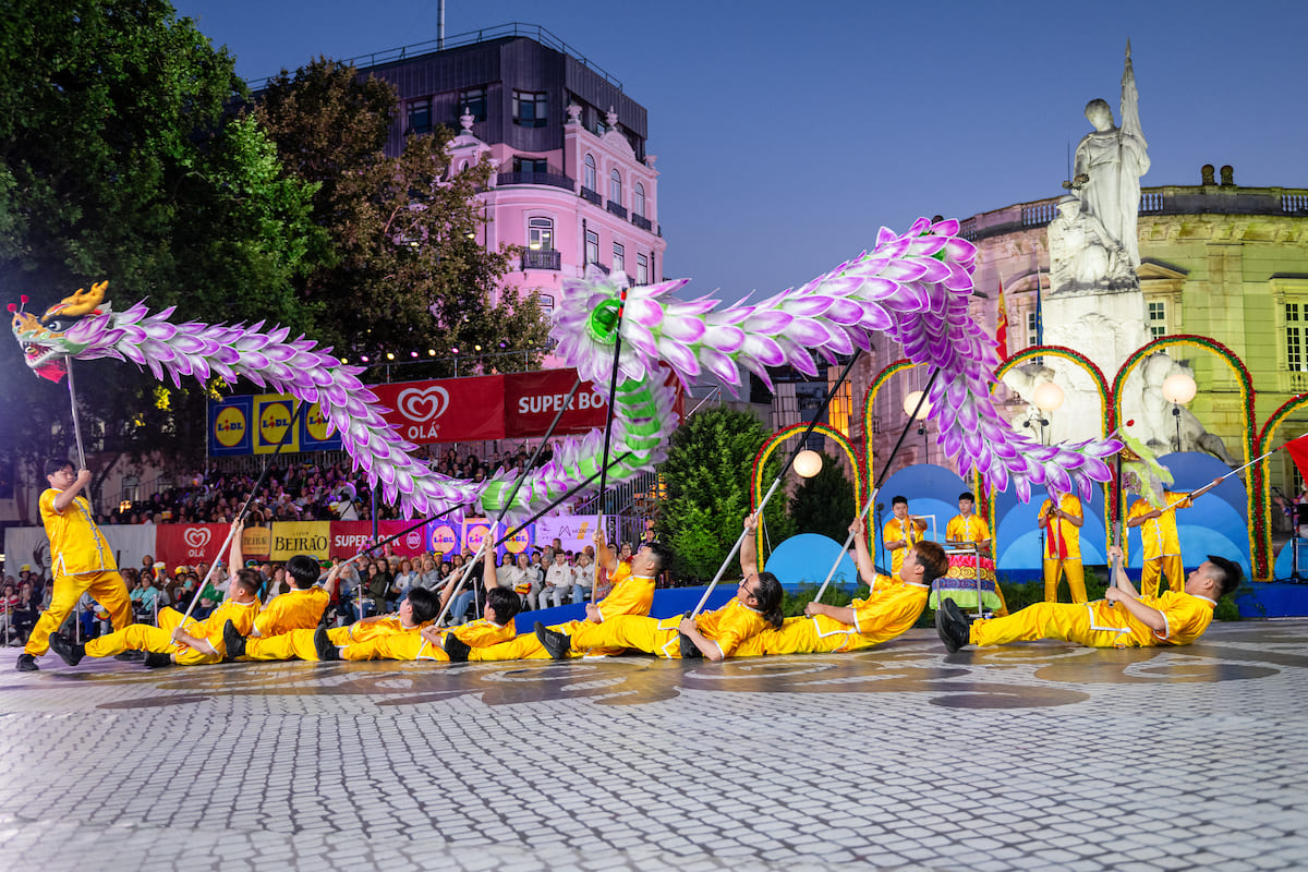 Dança do Dragão abriu o desfile, evocando os 25 anos da Região Administrativa Especial de Macau