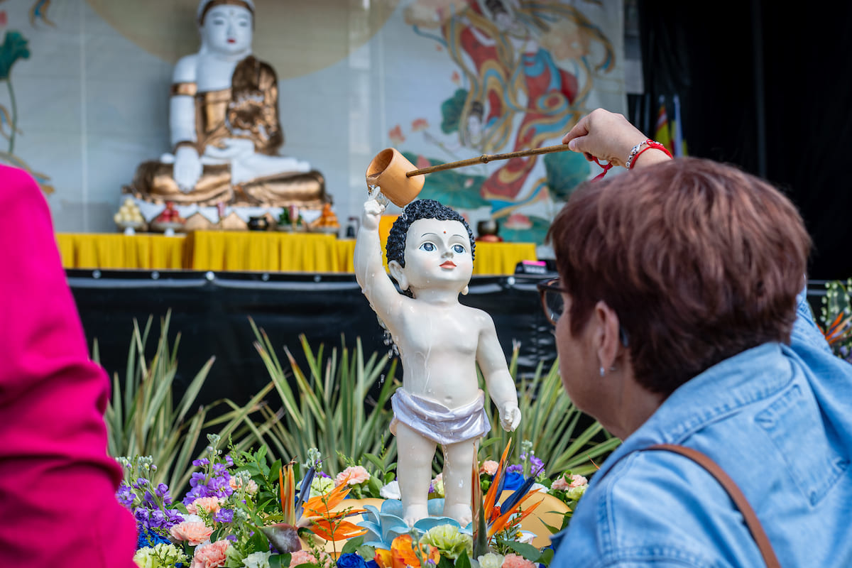 O festival celebra o nascimento de Buda segundo o calendário lunar