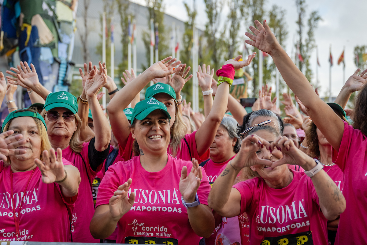 A corrida teve por objetivo sensibilizar para a deteção precoce do cancro da mama e angariar fundos para apoiar mulheres afetadas pela doença A corrida teve por objetivo sensibilizar para a deteção precoce do cancro da mama e angariar fundos para apoiar mulheres afetadas pela doença