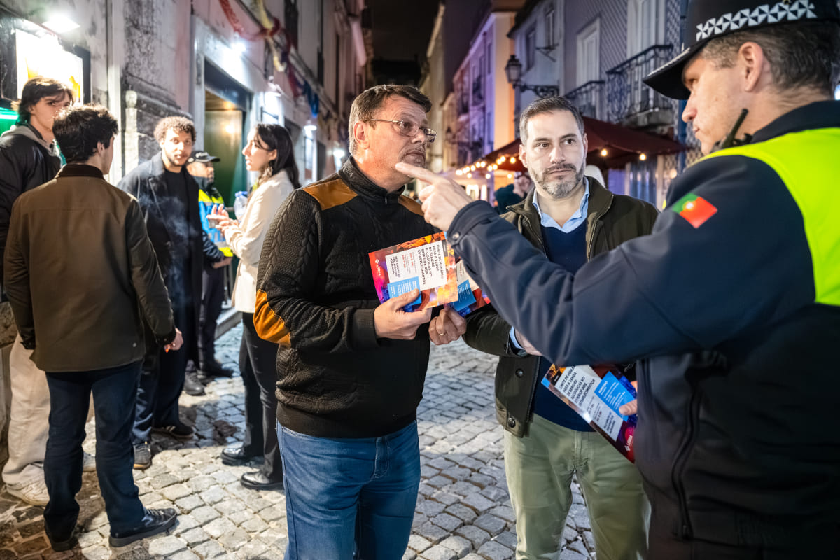 O vereador Diogo Moura esteve no Bairro Alto para sensibilizar consumidores e comerciantes da importância da medida