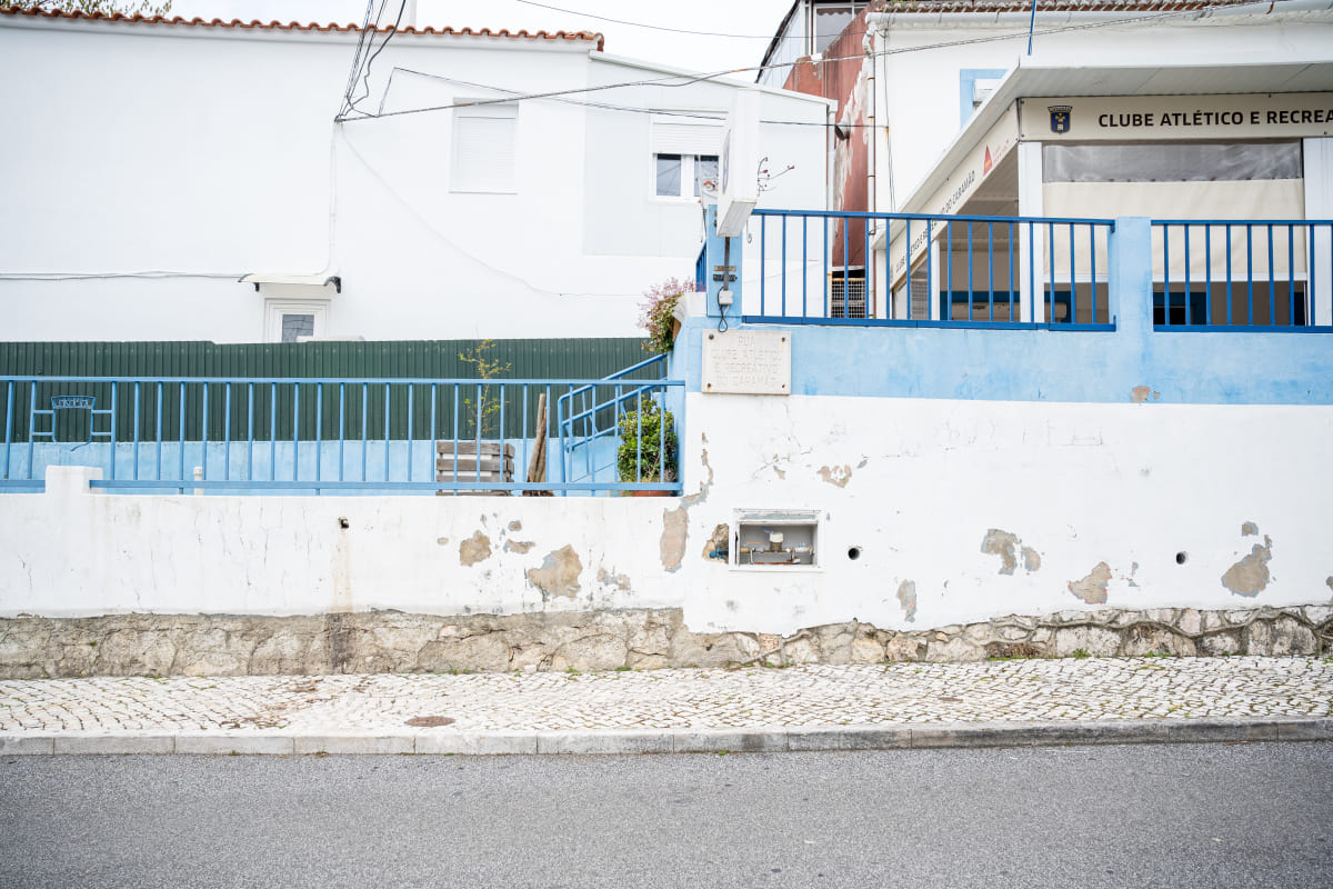 As obras visam a reabilitação estrutural dos taludes, muros de suporte e pavimentos de acesso às habitações