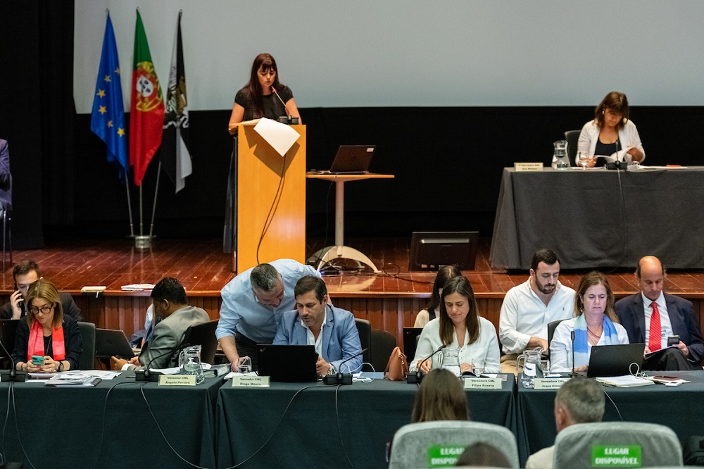 A proposta foi subscrita pelos vereadores Diogo Moura, Anacoreta Correia, e Filipa Roseta - Reunião da Assembleia Municipal de 18 de abril