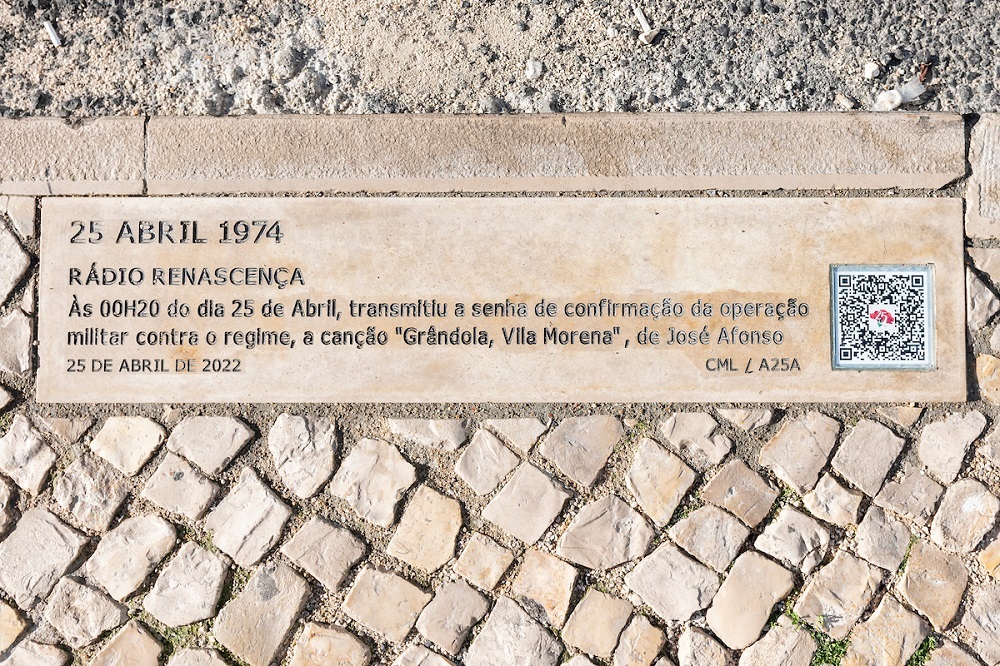 Placa evocativa do 25 de Abril junto à Rádio Renascença