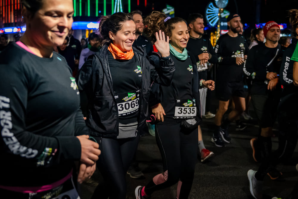 A andar, a correr sozinho, em família ou com amigos, os atletas percorreram as ruas iluminadas com as luzes de Natal de Lisboa