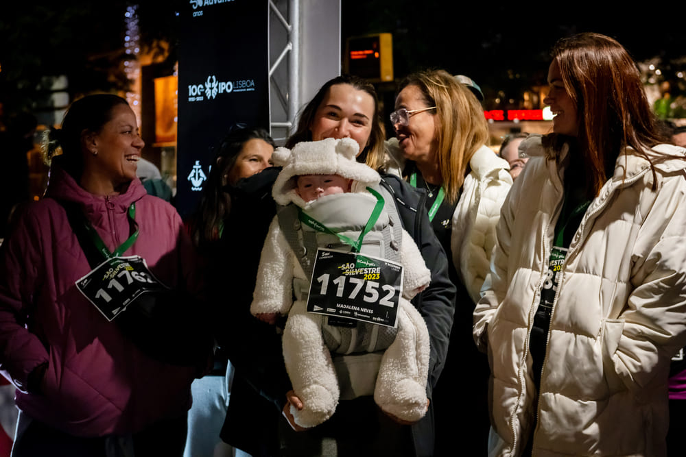 A andar, a correr sozinho, em família ou com amigos, os atletas percorreram as ruas iluminadas com as luzes de Natal de Lisboa