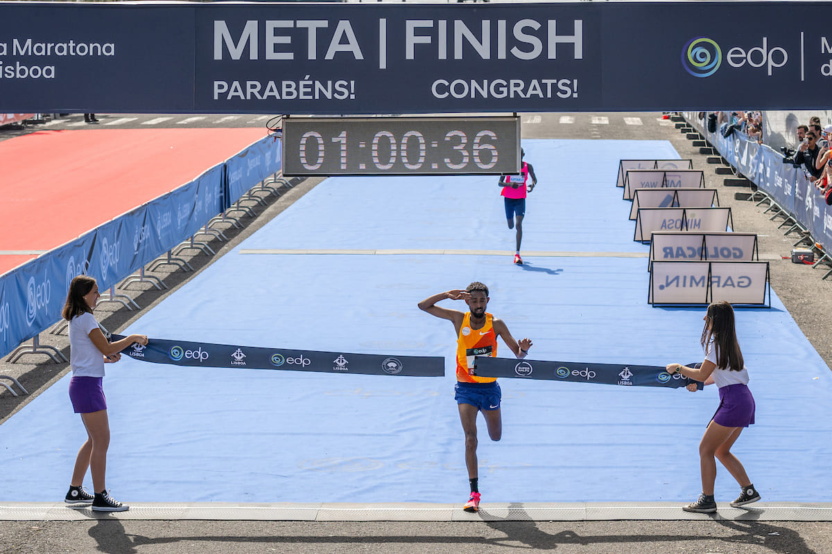 Dinkalem Ayele, com 1:00.36 horas, venceu a prova masculina