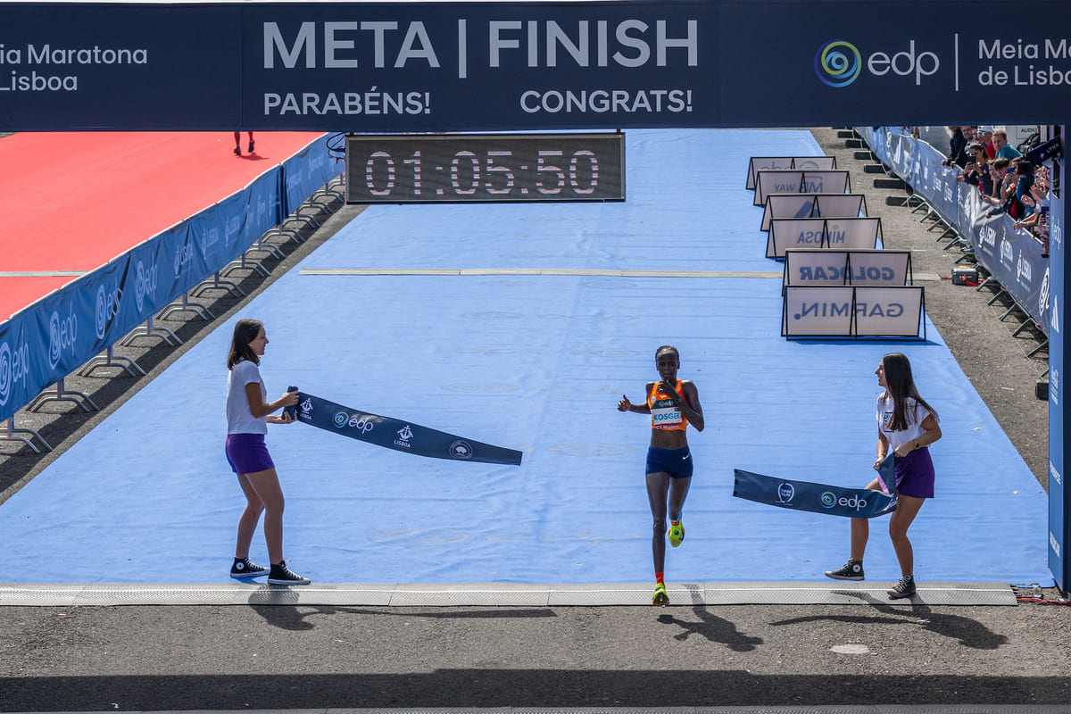 A queniana Brigid Kosgei, com 1:05.51 horas, venceu a competição feminina