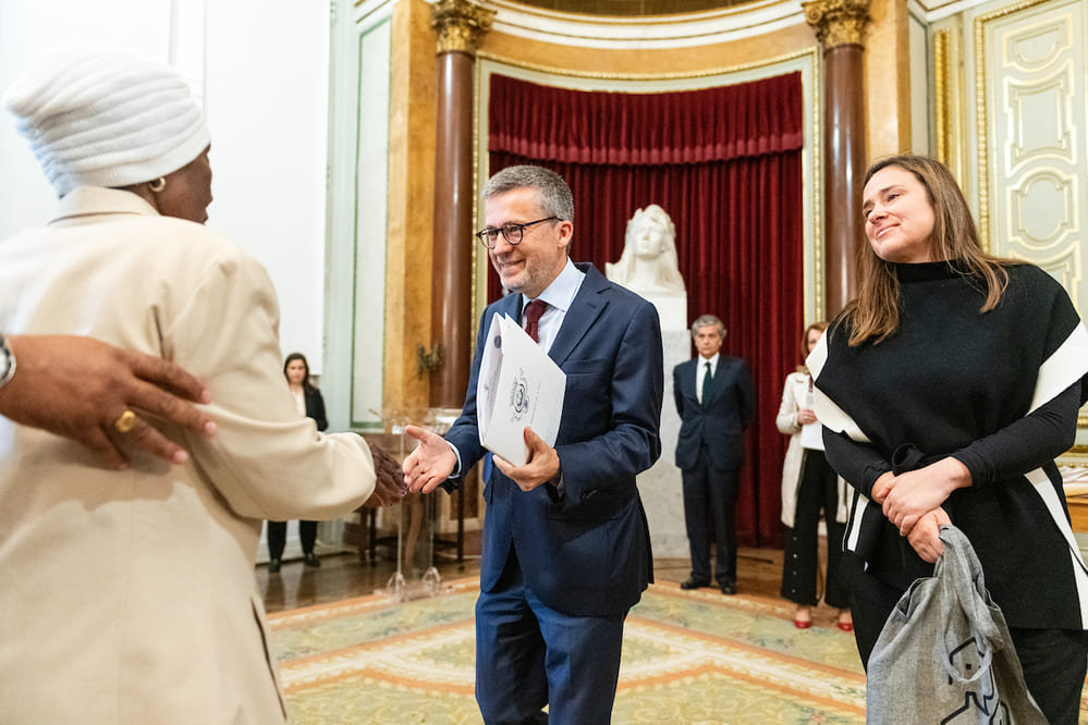 O presidente da Câmara Municipal de Lisboa, Carlos Moedas, e a vereadora da Habitação, Filipa Roseta, entregaram as chaves no Salão Nobre da autarquia