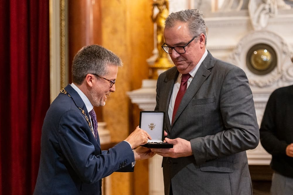 Carlos Moedas entrega a Carlos Lisboa a medalha municipal de mérito desportivo