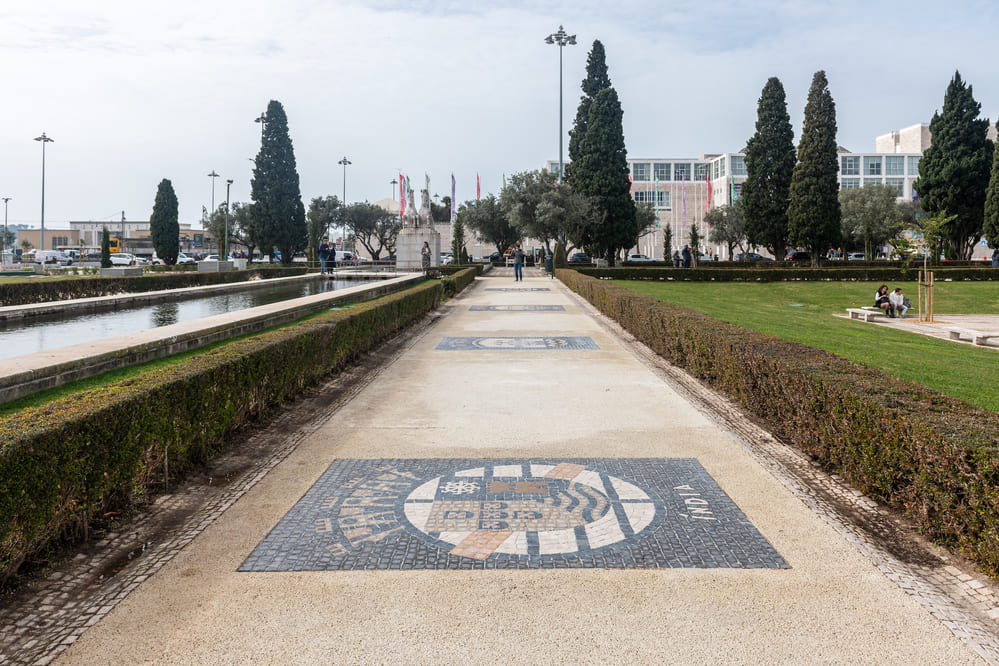 Foram usadas as cinco pedras tradicionais da calçada portuguesa: branca, cinza clara, cinza escuro, preta, rosa - Jardim da Praça do Império