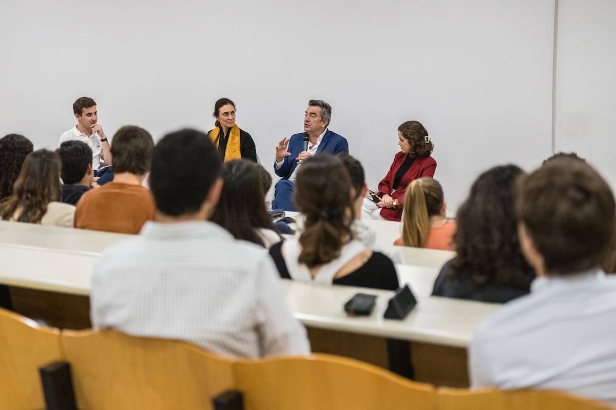 O encontro com os estudantes teve a presença do vice-presidente da CML, Anacoreta Correia, e das coordenadoras de voluntários Margarida Manaia e Teresa Telles